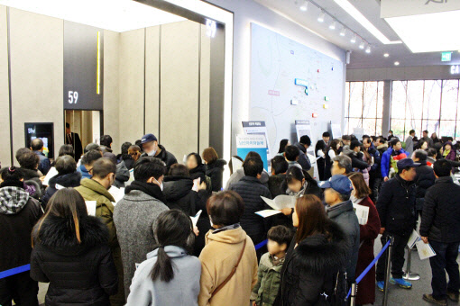 새해 대구에서 처음 분양된 남산자이하늘채 견본주택 방문객들의 모습. <GS건설 제공>